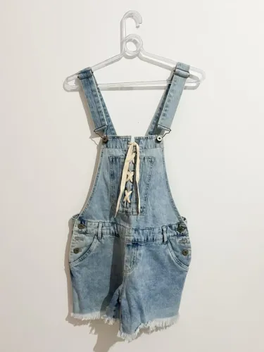 Jardineira Jeans Vintage Feminina - Amarração Frontal e Barra Desfiada | Tam 40