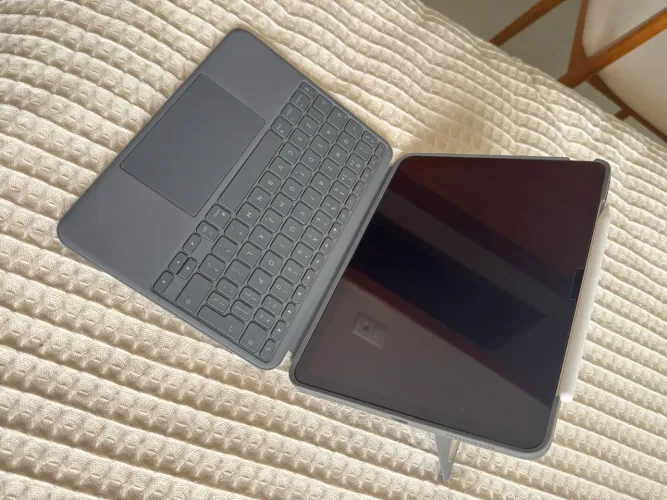 iPad Air 11 M2 128GB + Pencil Pro + Logitech Combo Touch | Impecável