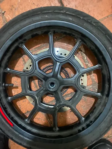 Roda dianteira Royal enfield Meteor 350 original usada sem pneus