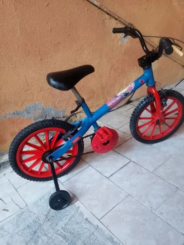 Bicicleta infantil aro 16 completa praticamente nova Homem-Aranha