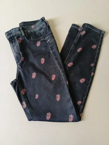 Calça jeans feminina preta legging com estampa logo Rollings Stones marca Calzedonia 