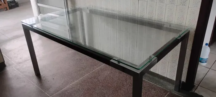 MESA DE JANTAR COM TAMPO DE VIDRO TEMPERADO - 160 x 90 cm