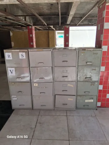 YArmarios para documentos em metal, valor 600 os quatro ou 150$ cada a unidade