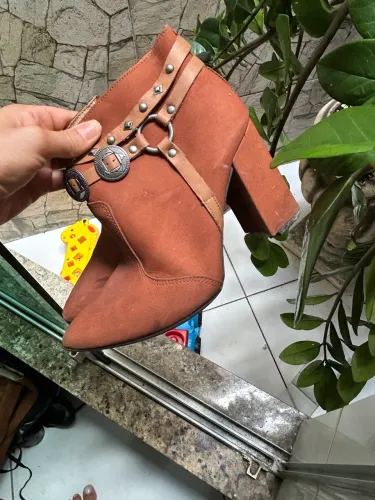 Bota marrom 
