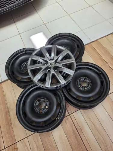 Jogo 04 Rodas 15 original 05 furos 5x100 VW Fox, polo e outros com Calotas Grafite Nova