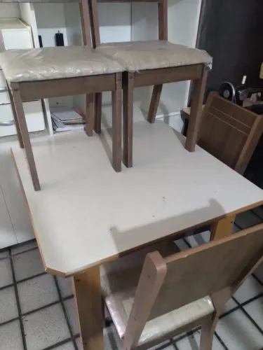 Mesa com 4 cadeiras em perfeito estado 