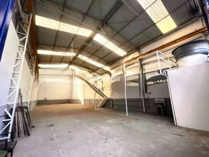 Belíssimo galpão industrial, trifásico, 600m2 área total em terreno de 500 m2.