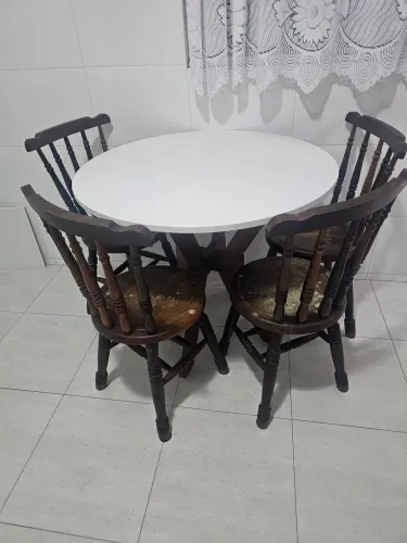 Mesa de madeira com 4 cadeiras