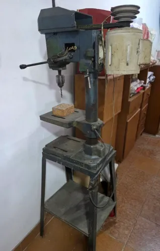 Furadeira de Bancada com Mesa e rodinhas