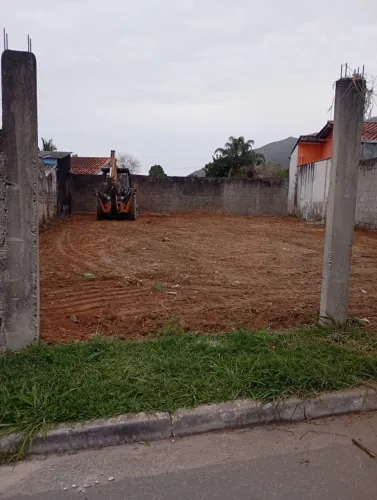 Terreno parcialmente murado e aterrado