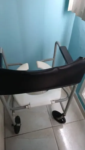 VENDE-SE UMA CADEIRA GERIATRICA NÚMERO 42 . EXCELENTE USADA.
