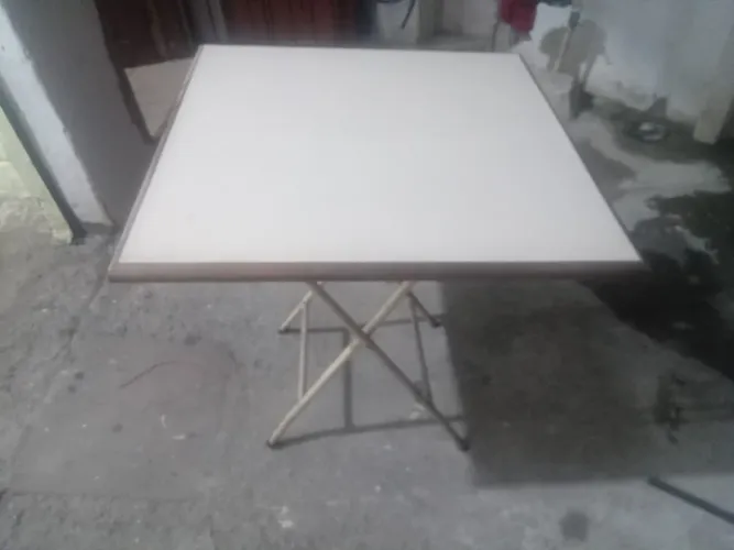 Mesa dobrável de madeira e ferro 