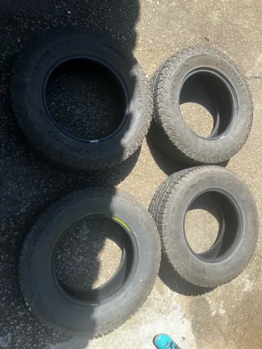 Vendo pneu 235/70R16