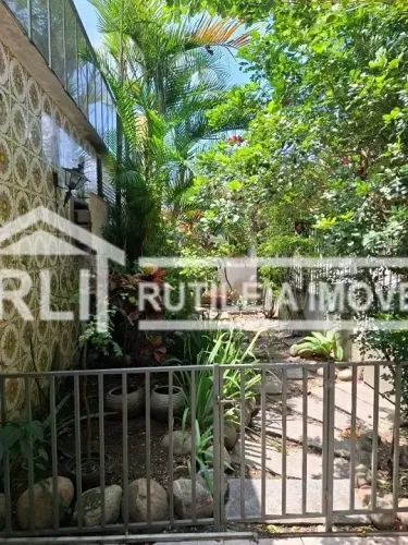 Rutileia Imóveis vende casa em São Francisco, Niterói toda linear, com piscina em terreno