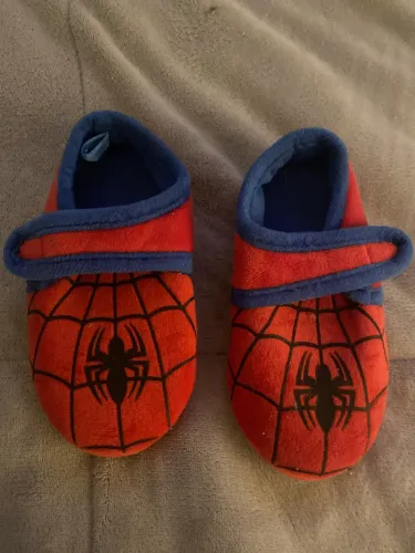 Vendo pantufa do homem aranha