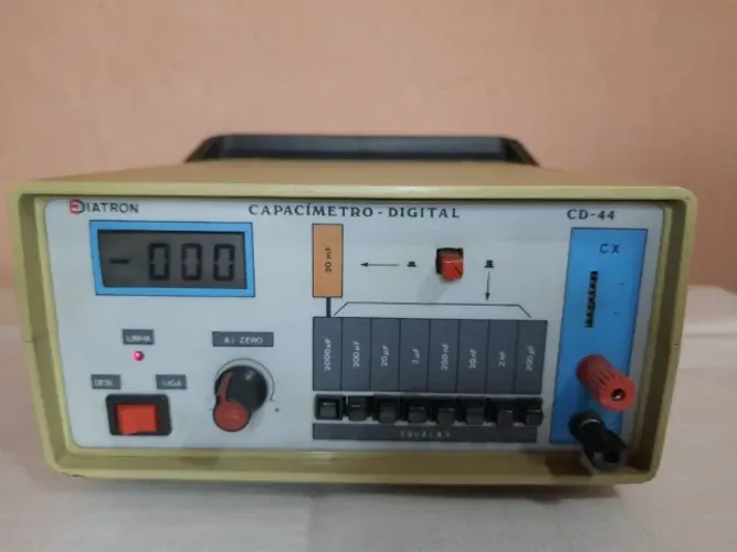 Capacímetro digital