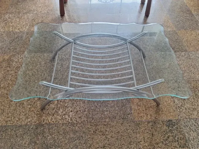 Mesa de centro em aço com vidro
