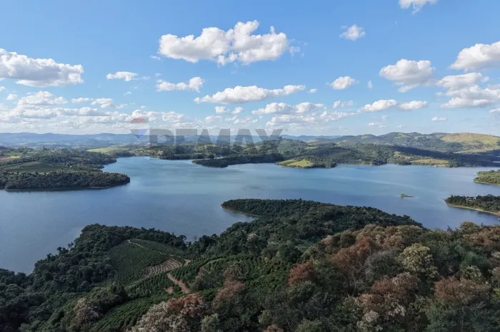 Sítio da Graminha | 56 hectares às margens da Represa da Graminha Caconde/SP