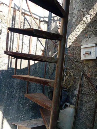 Vende -se uma escada caracol de ferro