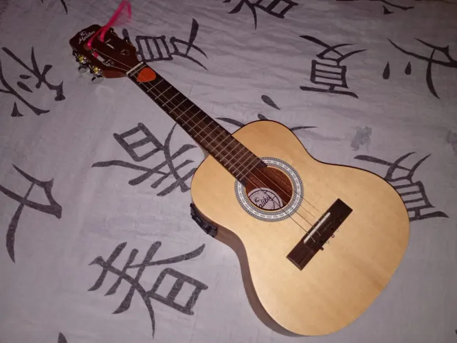 Cavaquinho elétrico 