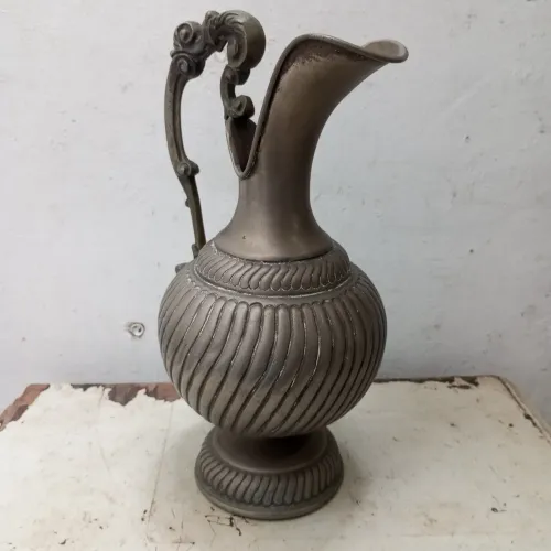 Antiga Ânfora em Metal