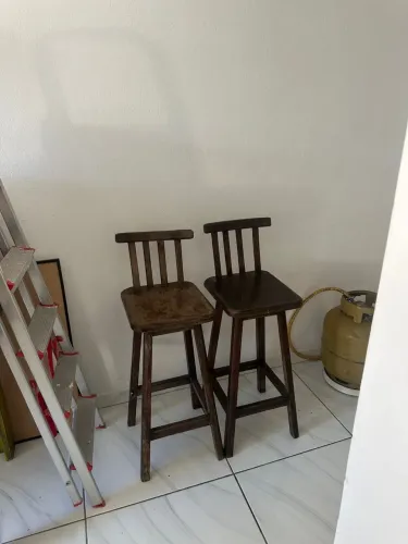 Vendo kit com 2 banquinhos de madeira 