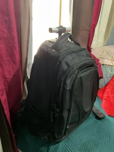 Vende-se bolsa preta de rodinha 