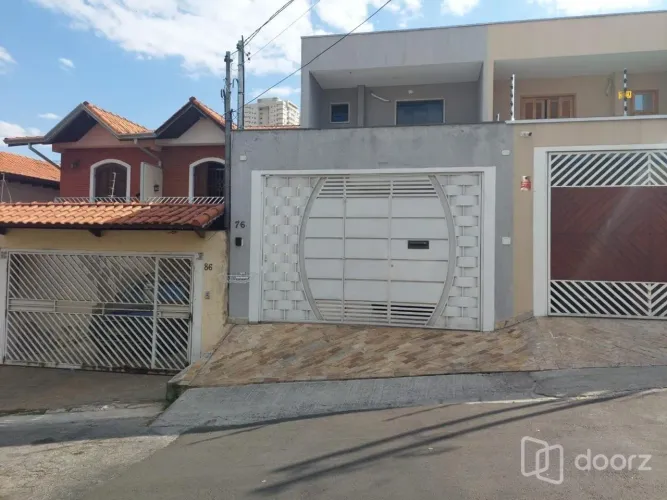 Um sobrado de 140 m, 3 quartos, sendo os 3 suítes, 2 vagas na Rua João José dos santos, ja