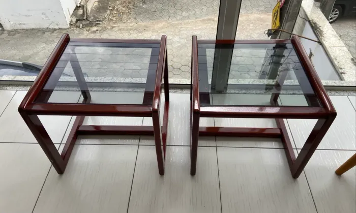 Mesa de canto de madeira de qualidade com tampo de vidro.