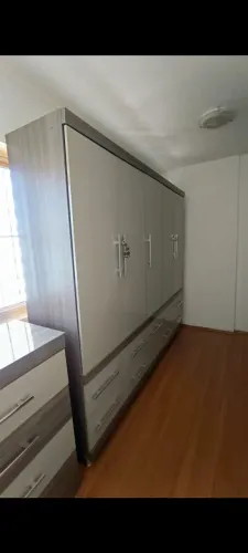 Guarda roupa casal com fundo quebrado