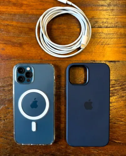 Apple iPhone 12 Pro 128GB Azul + 2 capinhas originais + Cabo original 2 metros