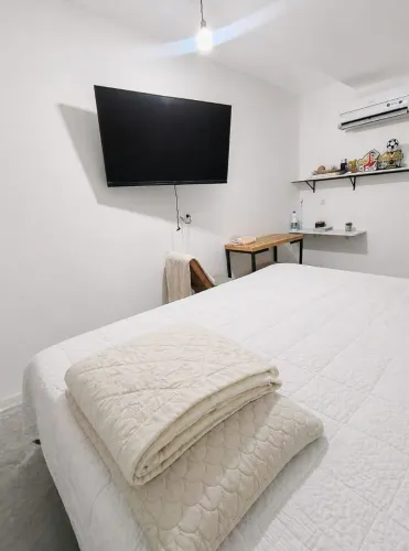 Aluga-se quarto para mulheres. 