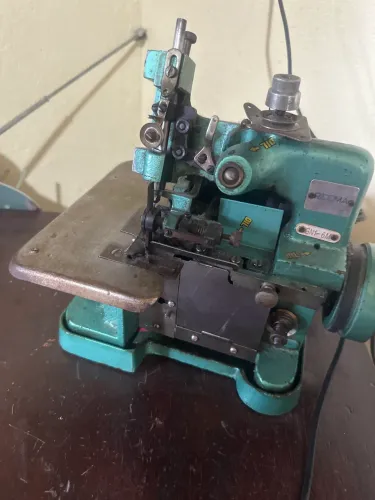 Vendo máquina overloque