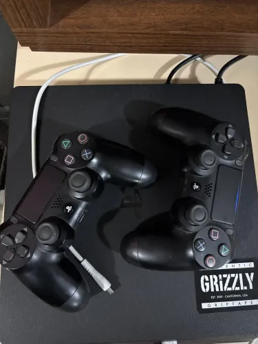 PlayStation 4 Slim + 2 controles originais