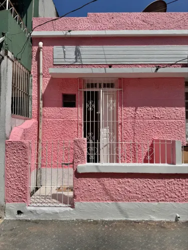 Casa estilo kitnet com quarto amplo