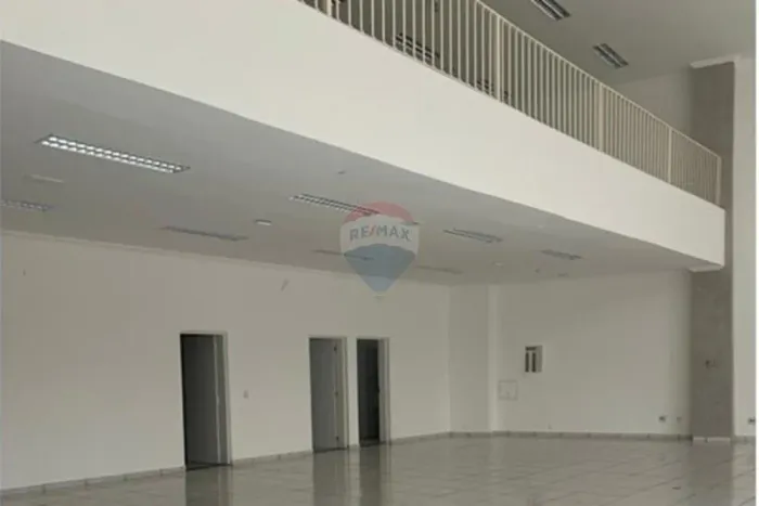 RE/MAX ALUGA Loja / Salão / Ponto Comercial com 403 m² de área útil, sendo 200 m² de vão l