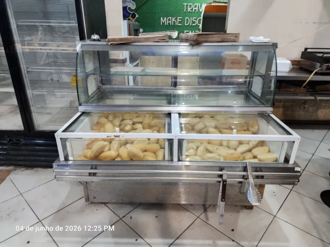 Balcão expositor para pão.