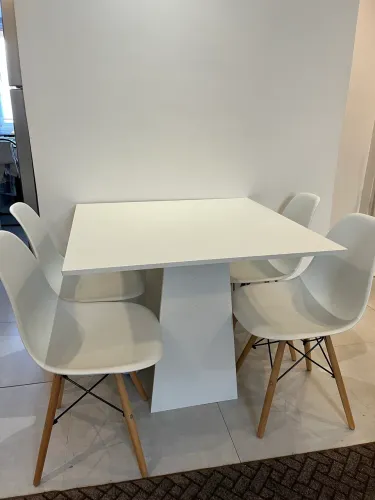 ?Mesa de jantar branca com 4 cadeiras estilo Eiffel em ótimo estado?