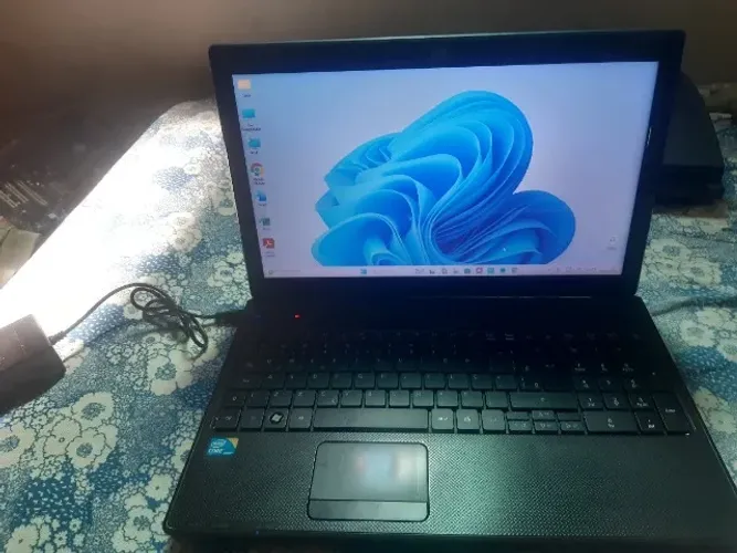 vendo notbook i3 1 geraçao 4gb de ram sssd 120 gb obs; alto falante ruim e bateria viciada