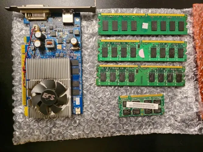Kit com 4 memória RAM e 1 placa de vídeo