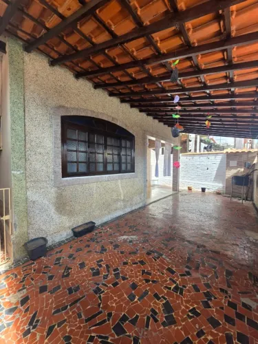 Excelente Casa à Venda com 3 Qts no Bairro Rocha - SG