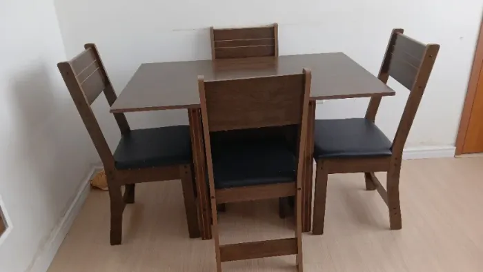 Mesa de jantar quadrada com 4 cadeiras 