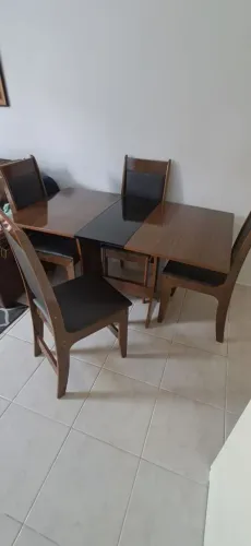 Vendo mesa de jantar com 4 cadeiras