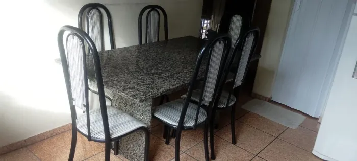 Mesa com Tampo de Mármore + 6 Cadeiras - Conjunto por R$ 600