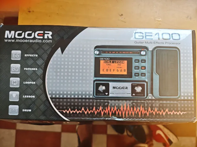 Pedaleira mooer ge100 com pedal de expressão com caixa. 160 patchs, 66 efeitos