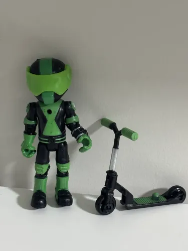 Boneco Action Figure Ben 10 Reboot Trajado com Patinete Bootleg
