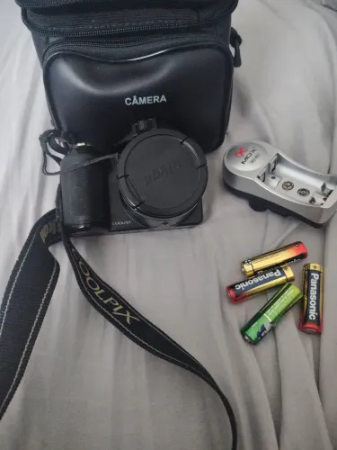 Câmera Nikon semi profissional+ case+ pelas e carregador de pilhas