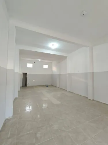 Aluga-se Salão comercial de 80 metros, na Av. Edmilson Rodrigues no Miguel Badra em Suzano