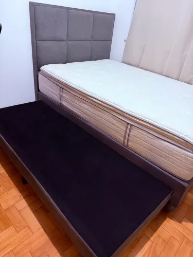 Cama com colchão com molas ensacadas 