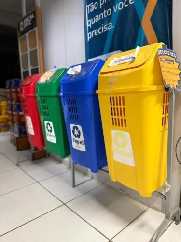 4 LIXEIRAS SELETIVAS COM SUPORTE DE ALUMÍNIO